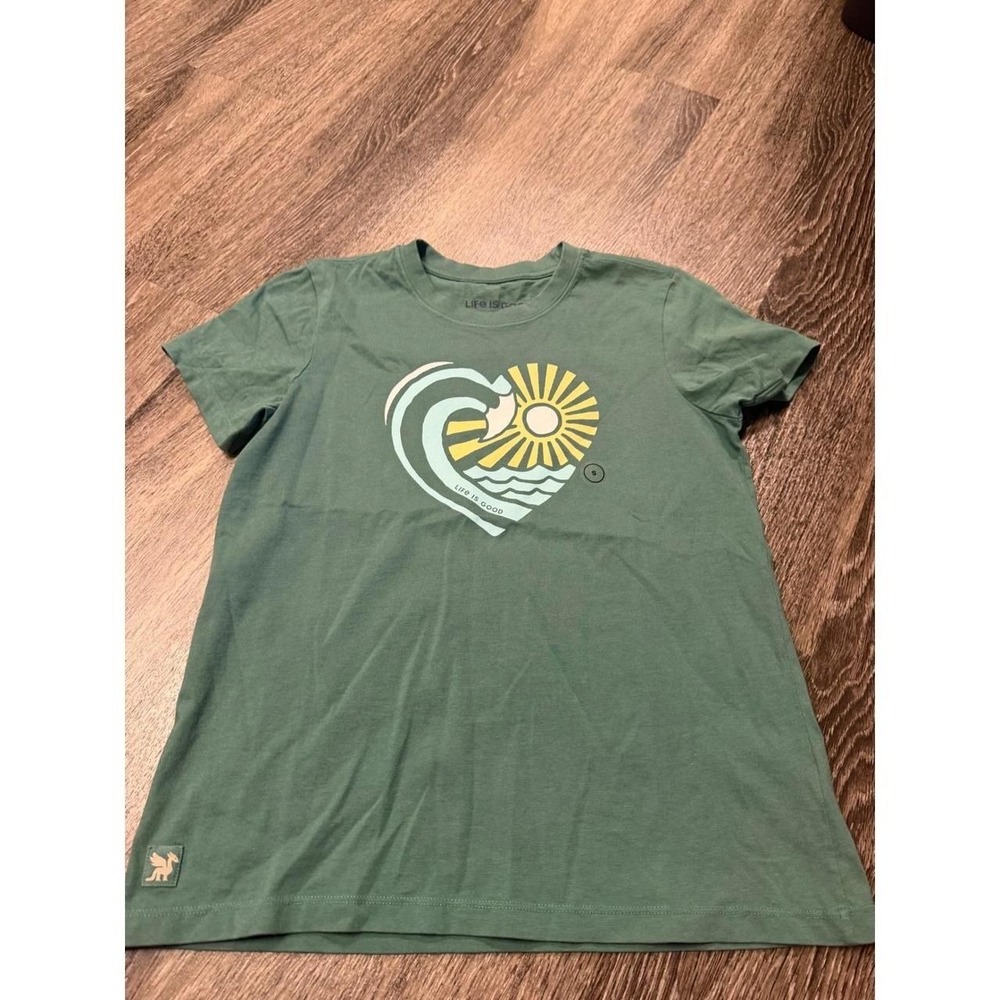 Life is Good Womens Crusher Tee Sage Green Heart Wave Sun Graphic T-Shirt Small